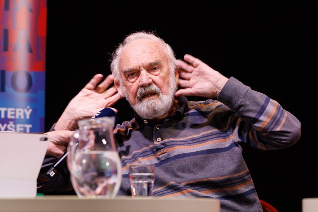 Jan Svěrák na besedě s herci Divadla Járy Cimrmana | foto: Jiří Šeda,  Český rozhlas Jan Svěrák na besedě s herci Divadla Járy Cimrmana